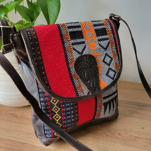 VINTAGE TRIBAL WOVEN AND GENUINE LEATHER CROSSBODY BAG - Picture 3 of 16